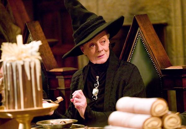 Profesor McGonagall przy biurku z pergaminami (podpisywanie listu)
