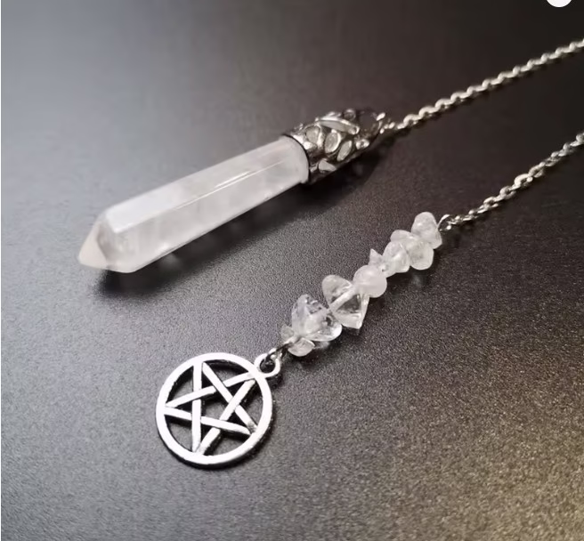 Wahadło radiestezyjne z kryształu górskiego – prezent i symbol harmonii